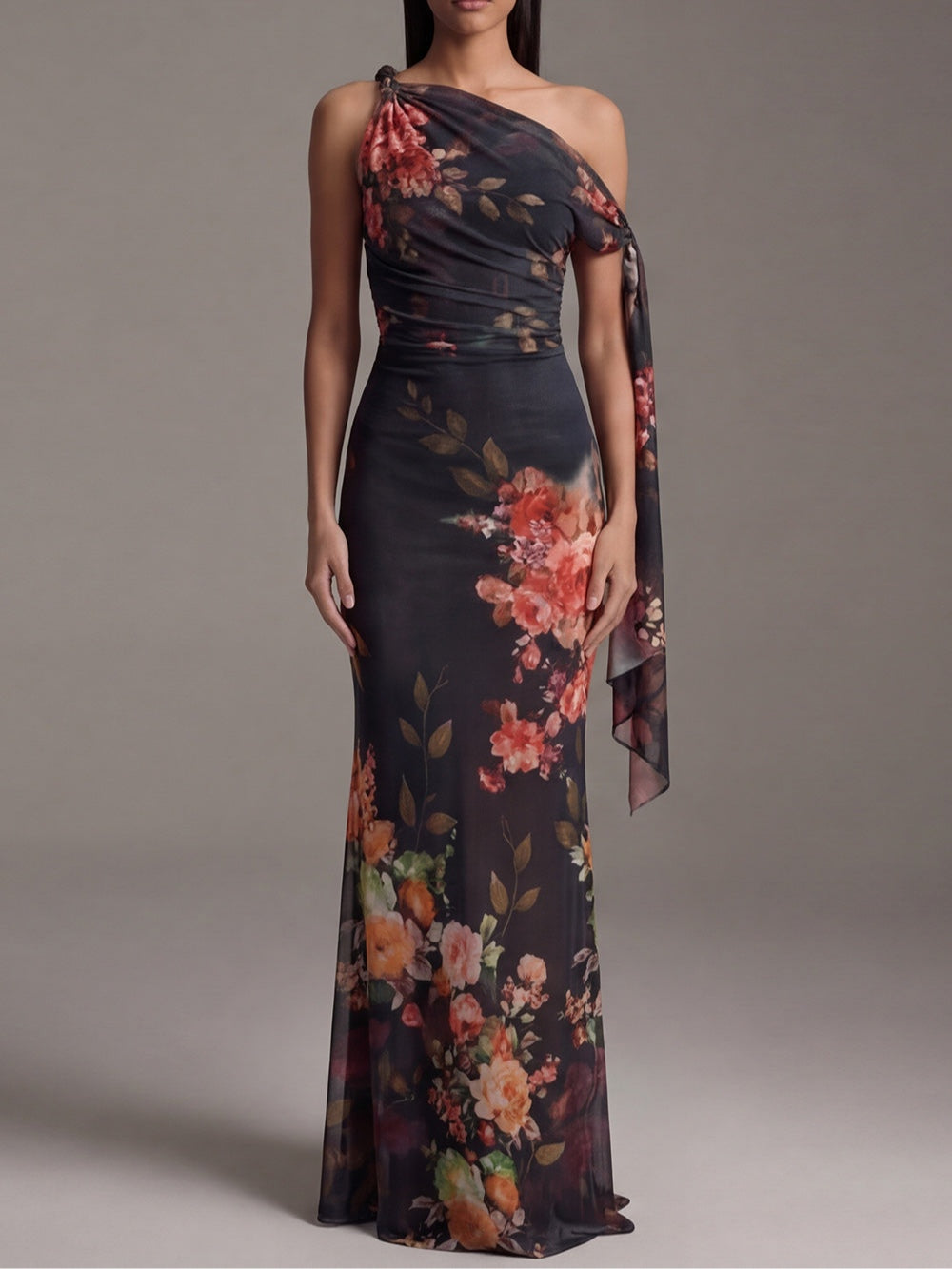 Abito maxi nero monospalla in chiffon plissettato a stampa