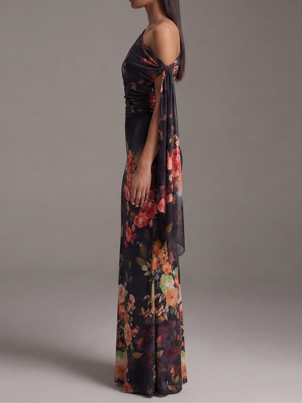 Abito maxi nero monospalla in chiffon plissettato a stampa