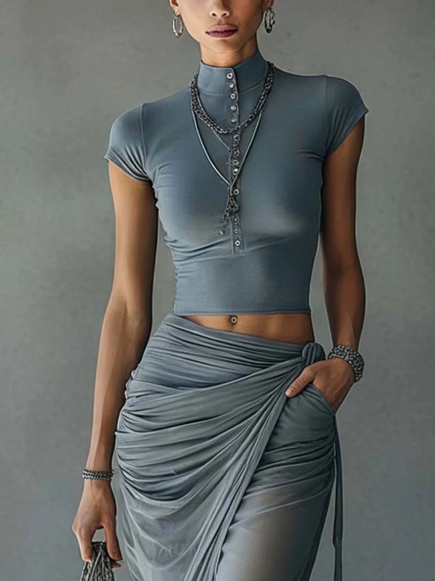 Set azzurro con t-shirt corta e gonna drappeggiata in mesh trasparente