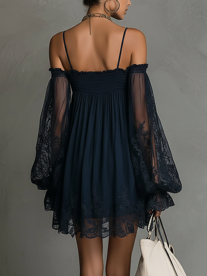 Noemi | Mini abito in chiffon blu navy con scollo a spalle scoperte, bordo in pizzo e maniche trasparenti