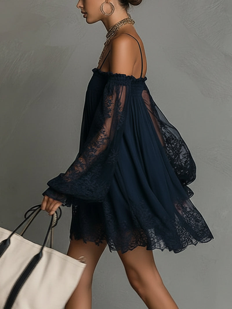 Noemi | Mini abito in chiffon blu navy con scollo a spalle scoperte, bordo in pizzo e maniche trasparenti