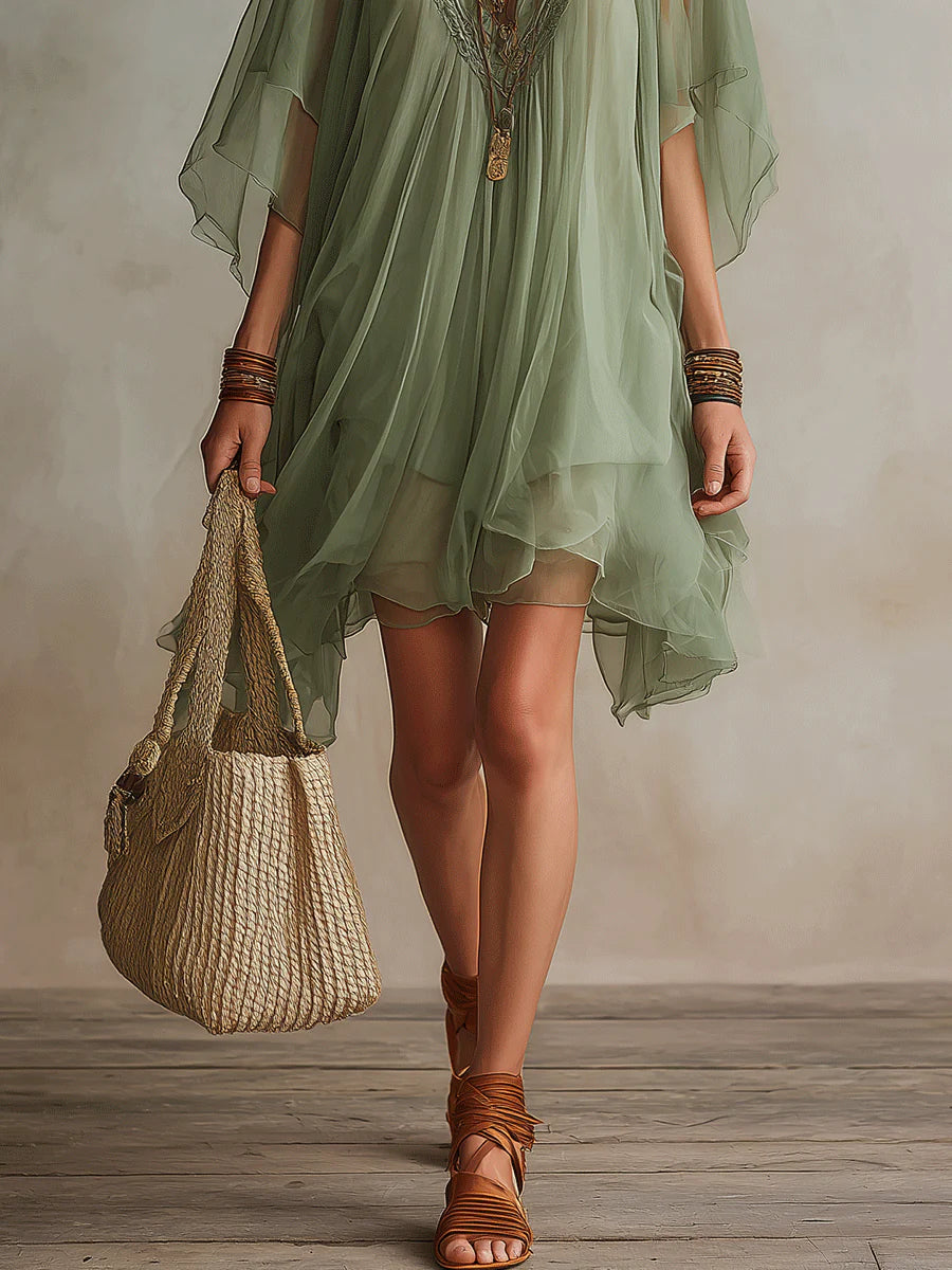 Mini abito verde in chiffon con scollo a V e strati fluidi
