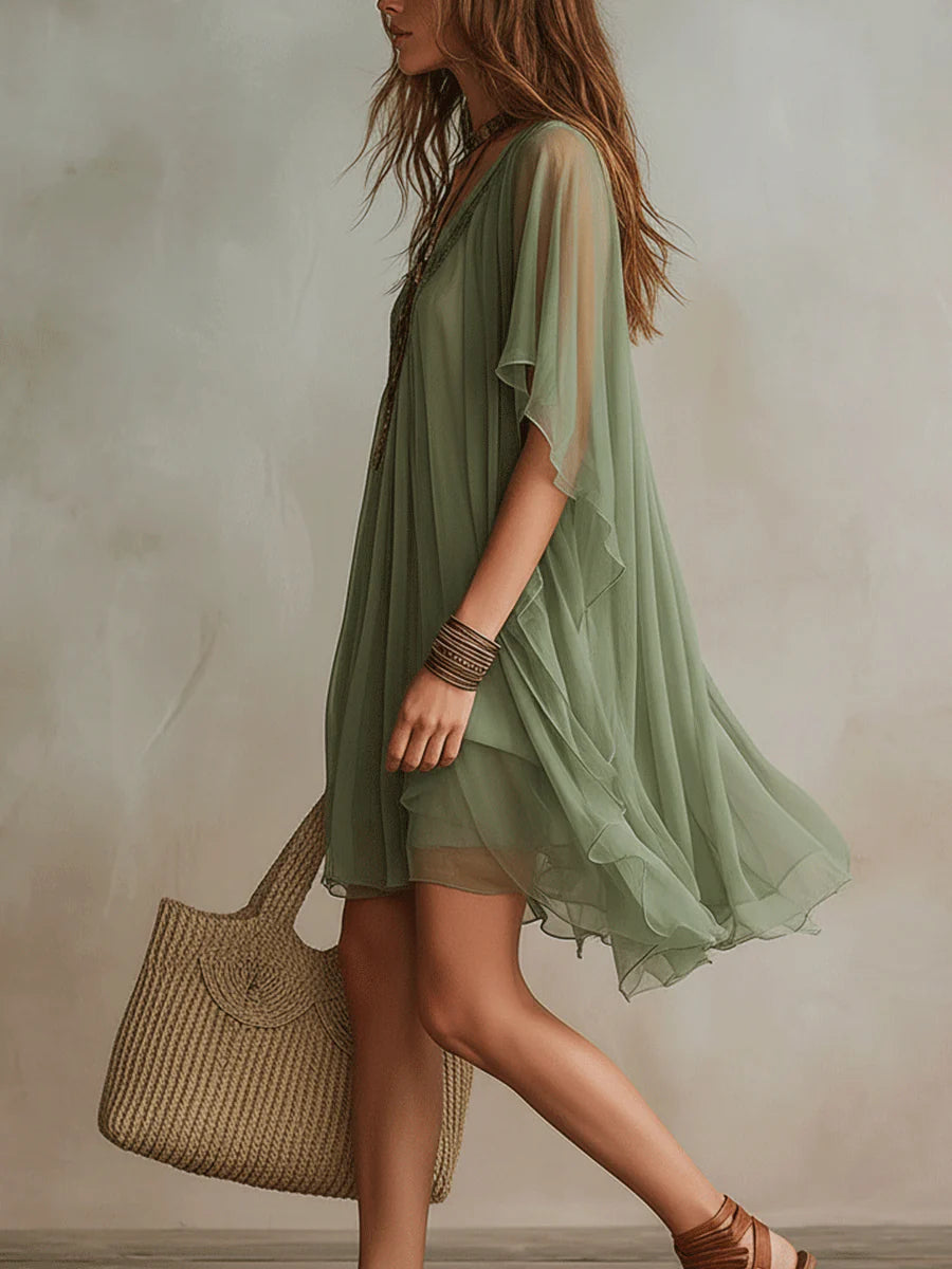 Mini abito verde in chiffon con scollo a V e strati fluidi