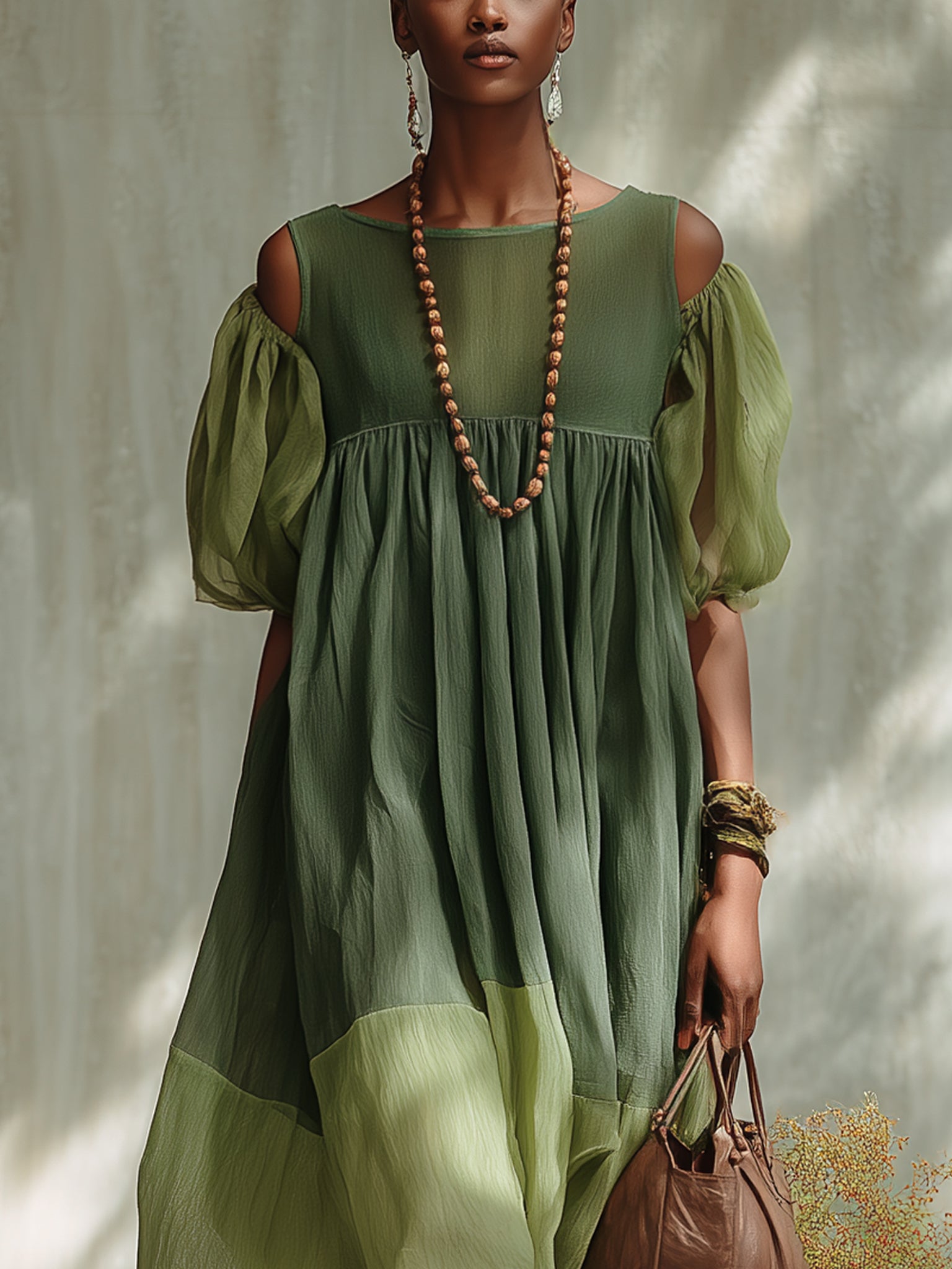 Abito midi verde in chiffon a spalle scoperte, maniche corte