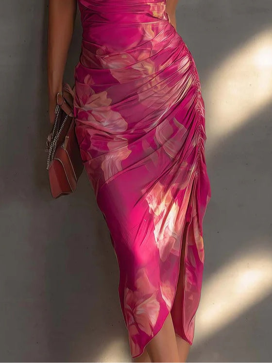 Abito fucsia a fiori, senza maniche, drappeggiato con spacco laterale