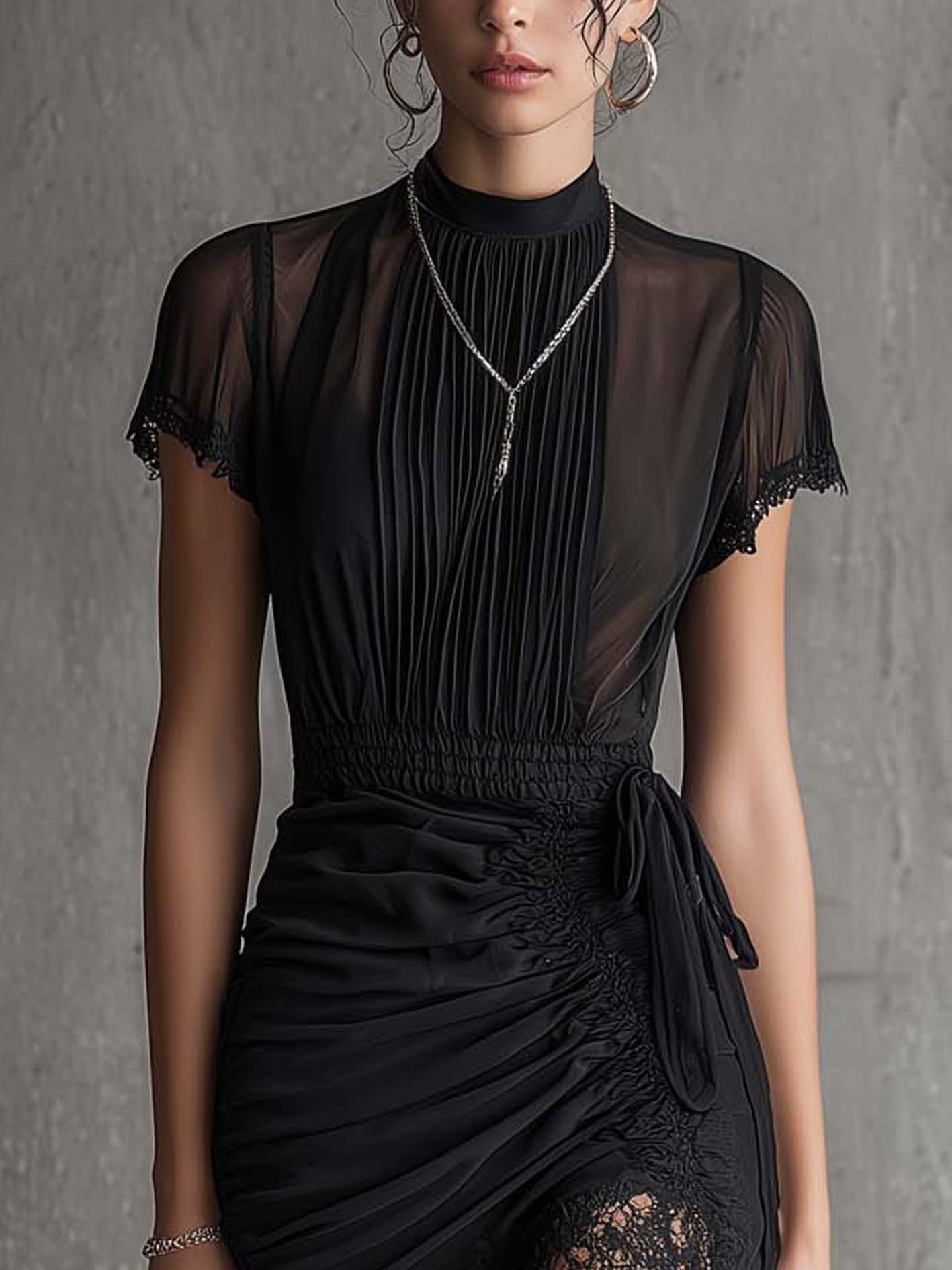 Mini abito nero in chiffon con vita plissettata e bordo in pizzo