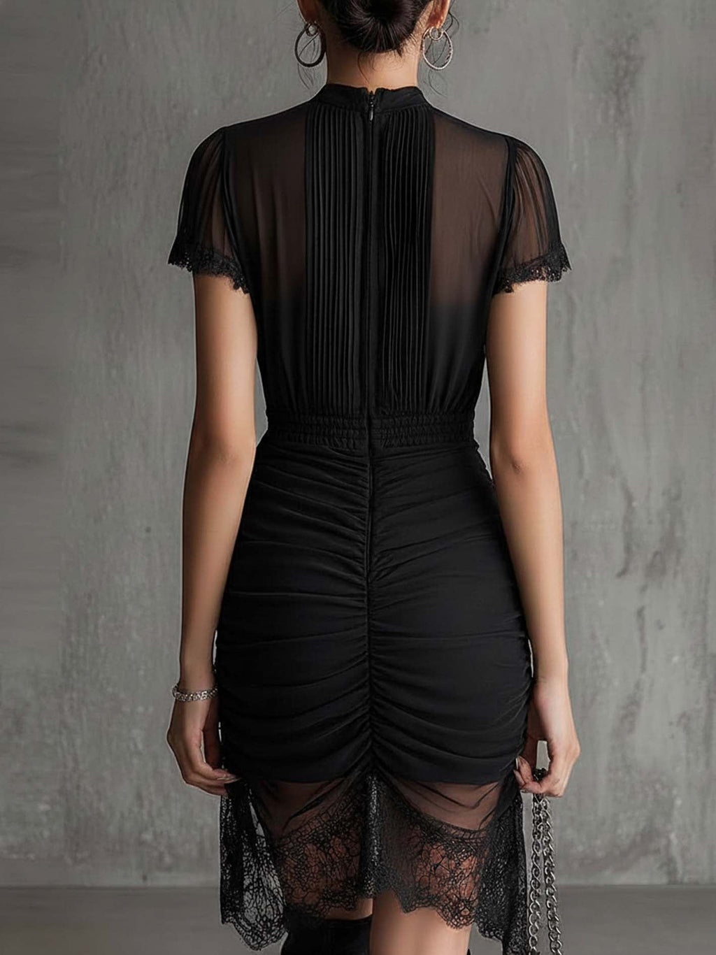 Mini abito nero in chiffon con vita plissettata e bordo in pizzo