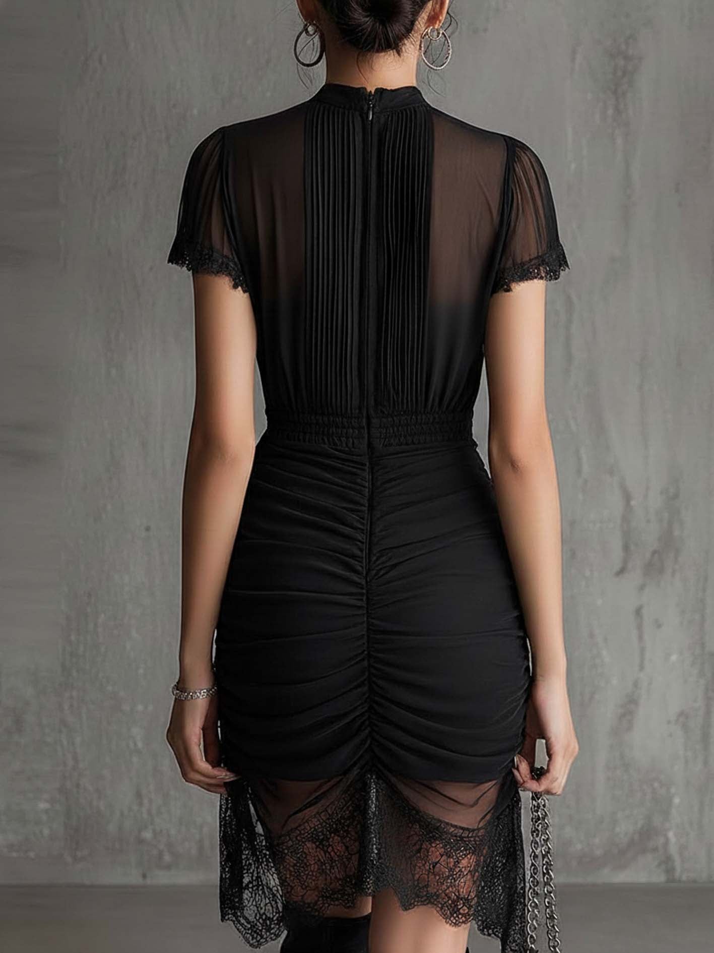 Mini abito nero in chiffon con vita plissettata e bordo in pizzo