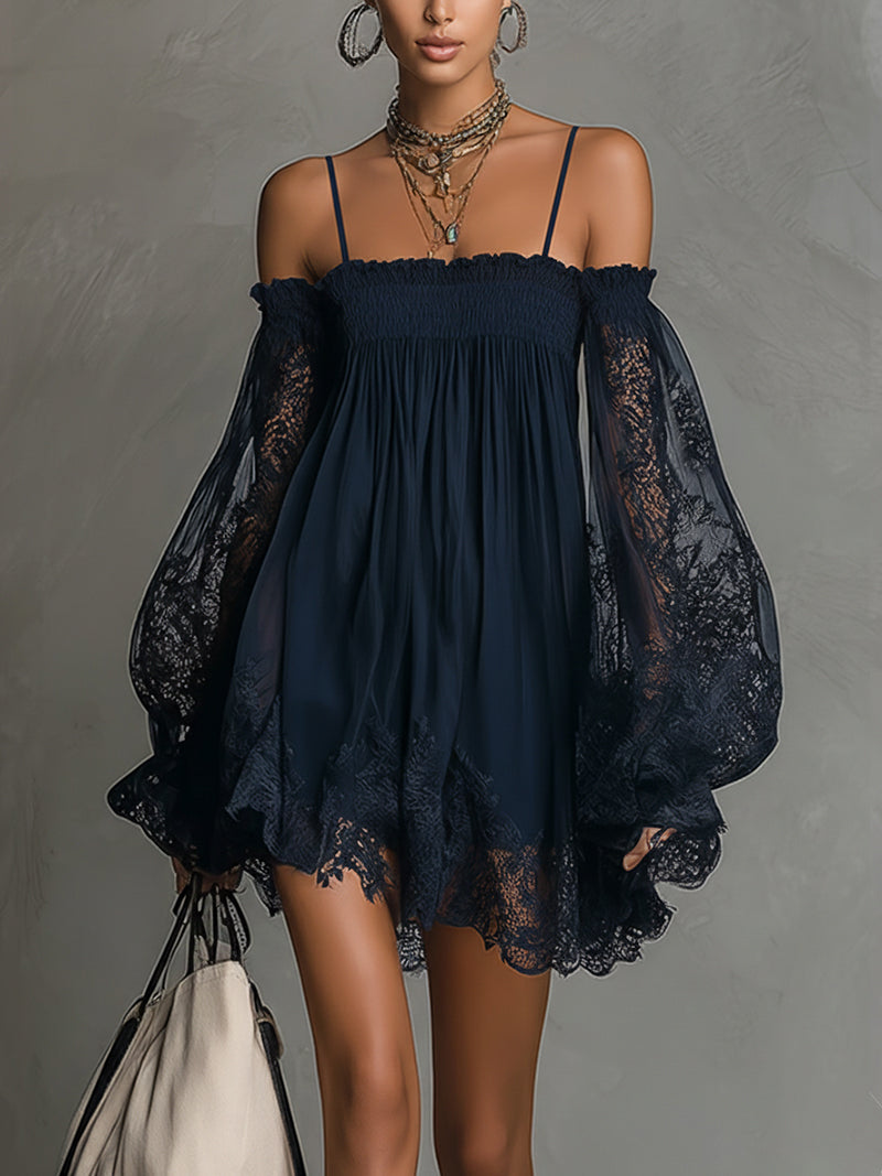 Noemi | Mini abito in chiffon blu navy con scollo a spalle scoperte, bordo in pizzo e maniche trasparenti