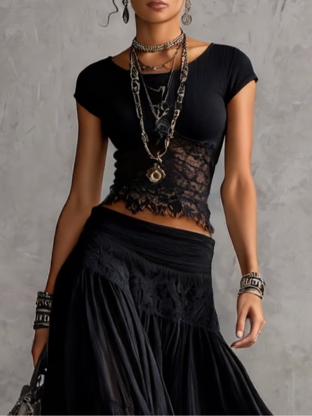 Set nero con top a pannelli in pizzo trasparente e gonna maxi plissettata