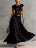 Set nero con top a pannelli in pizzo trasparente e gonna maxi plissettata