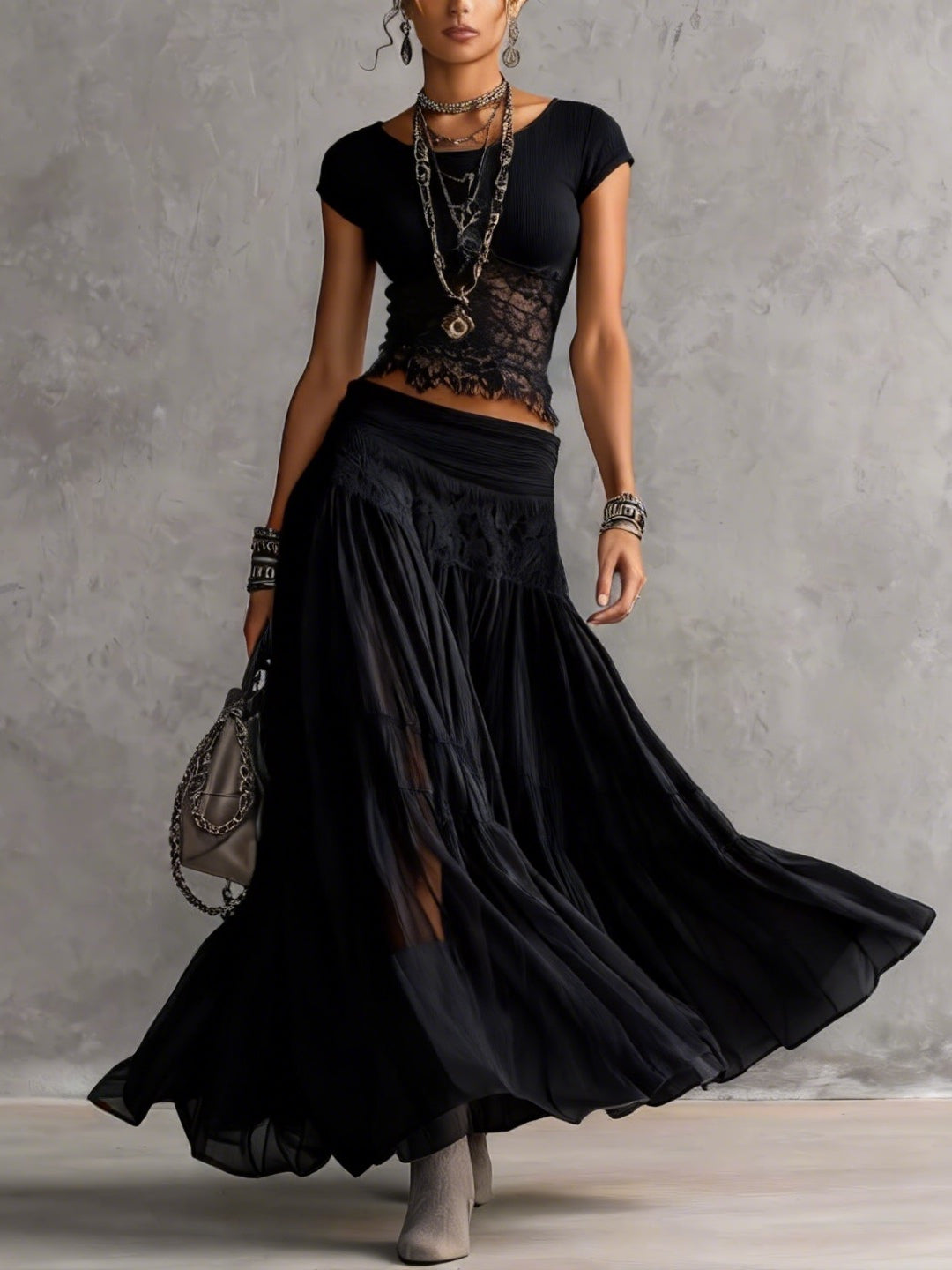 Set nero con top a pannelli in pizzo trasparente e gonna maxi plissettata